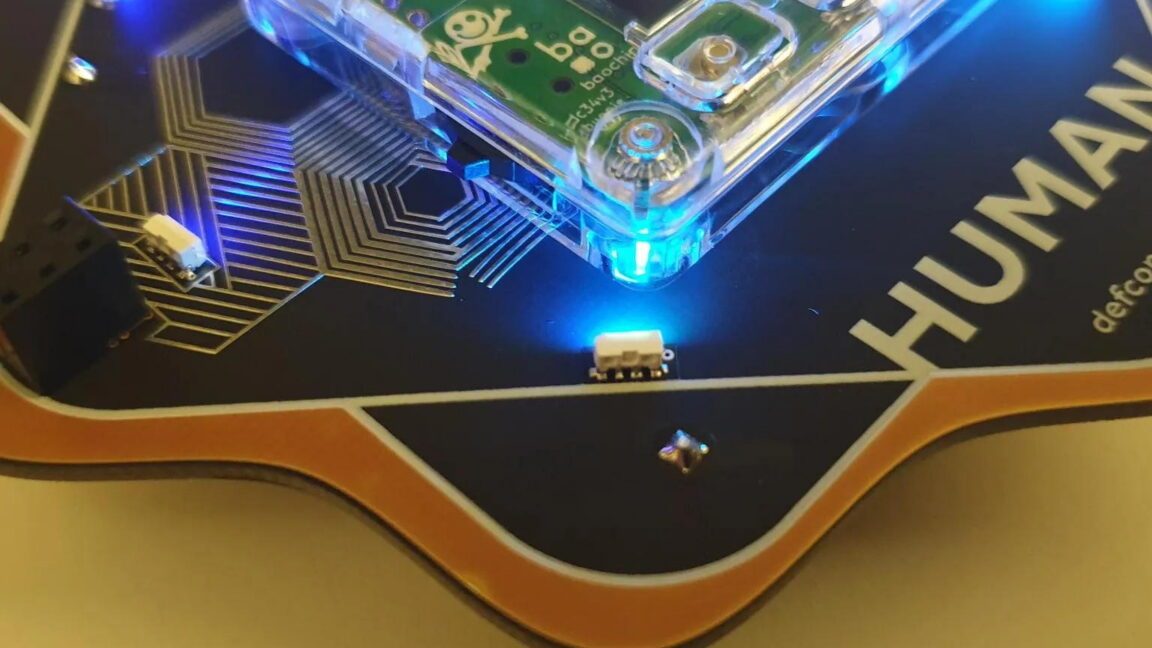 Defcon'un Yeni Rozeti İncelenebilir Güvenlik Anahtarı Olarak Tasarlandı