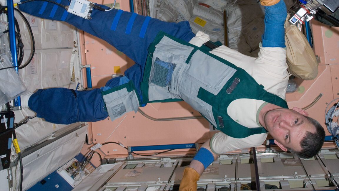ISS'in İlk Uzun Süreli Sakinlerinden Kozmonot Öldü