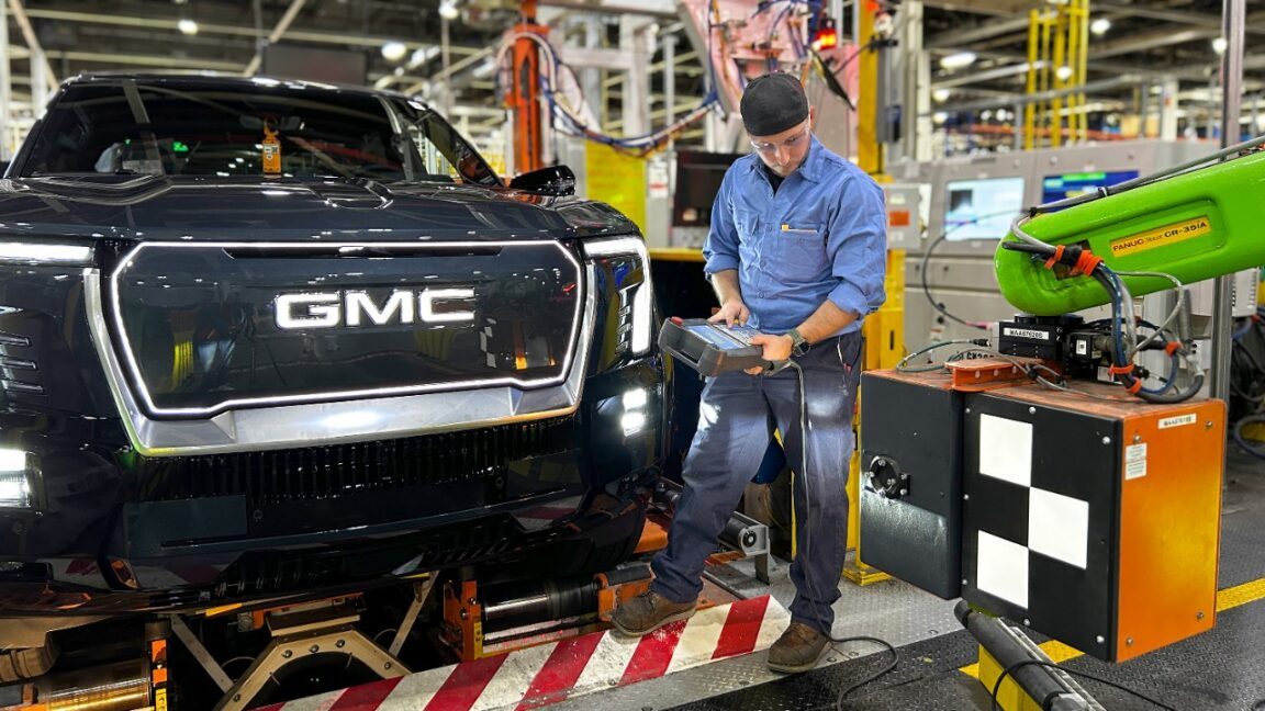 General Motors, elektrikli otomobil fabrikasına robotik otomasyon kurdu